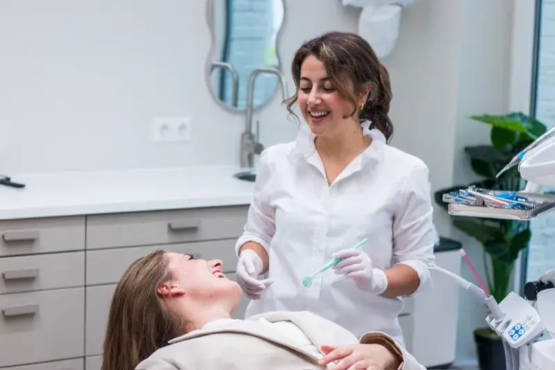 Karina in rustig gesprek met patiënt